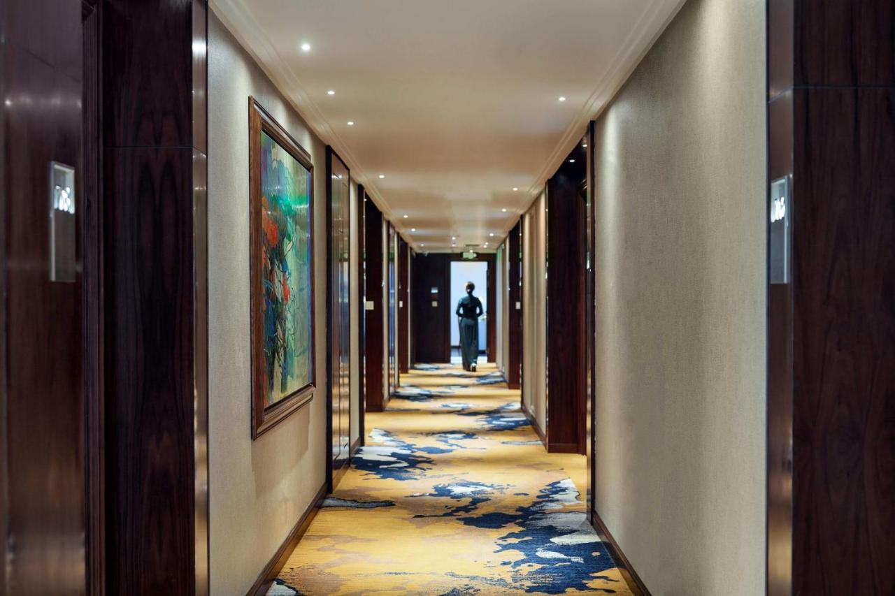 Peridot Grand Luxury Boutique Hotel Hanoi Exteriör bild A corridor at the hotel