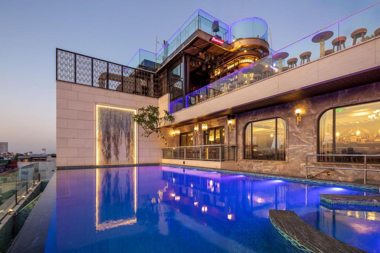 Peridot Grand Luxury Boutique Hotel Hanoi Exteriör bild The pool at the hotel