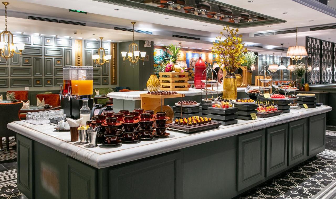 Peridot Grand Luxury Boutique Hotel Hanoi Exteriör bild A buffet at a hotel