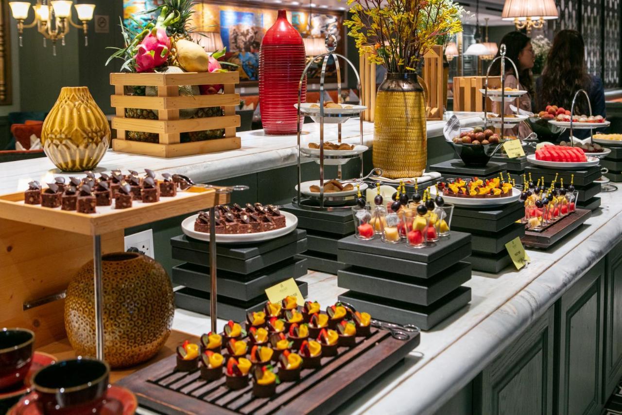 Peridot Grand Luxury Boutique Hotel Hanoi Exteriör bild A dessert buffet