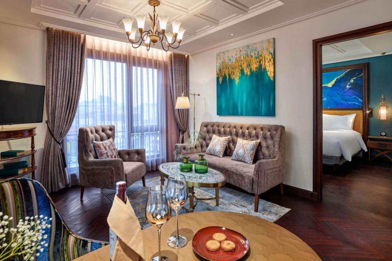 Peridot Grand Luxury Boutique Hotel Hanoi Exteriör bild A suite at the hotel