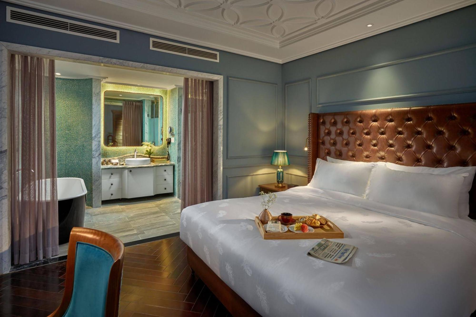 Peridot Grand Luxury Boutique Hotel Hanoi Exteriör bild A suite at the hotel